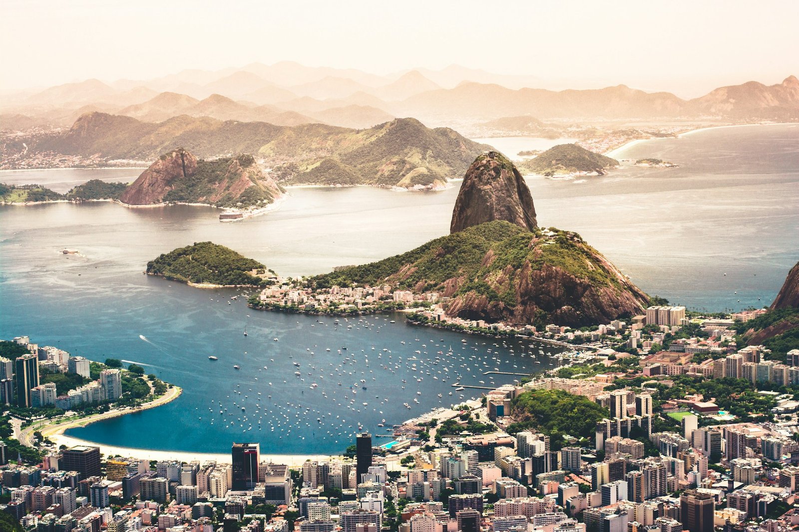 Vista aérea do Rio de Janeiro ao entardecer