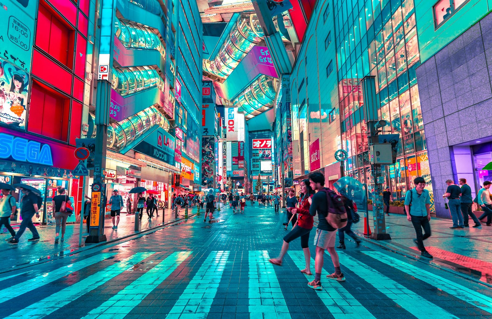 Rua iluminada por letreiros coloridos em Tóquio