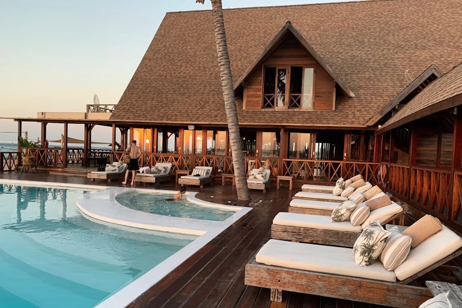 Piscina de resort com espreguiçadeiras