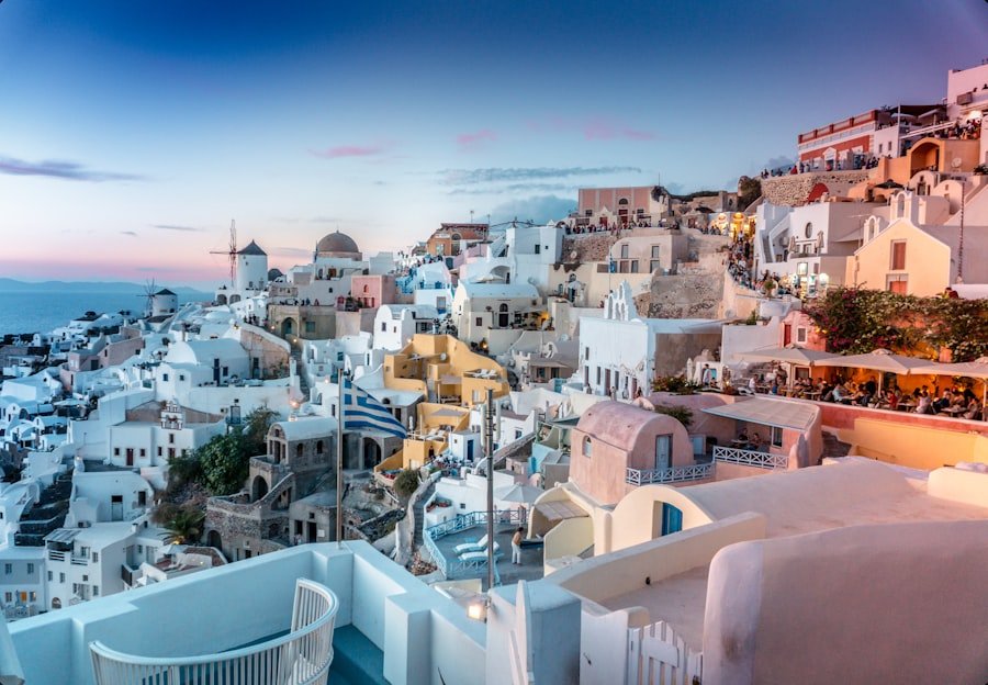 Casas brancas de Santorini à beira-mar